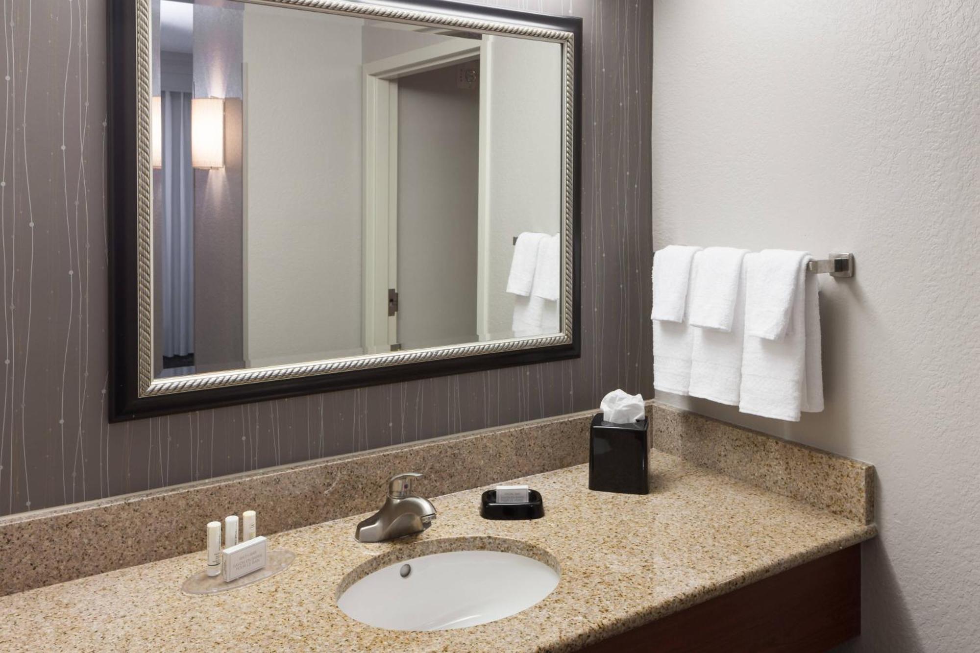 Courtyard By Marriott Miami At Dolphin Mall Sweetwater Exterior foto