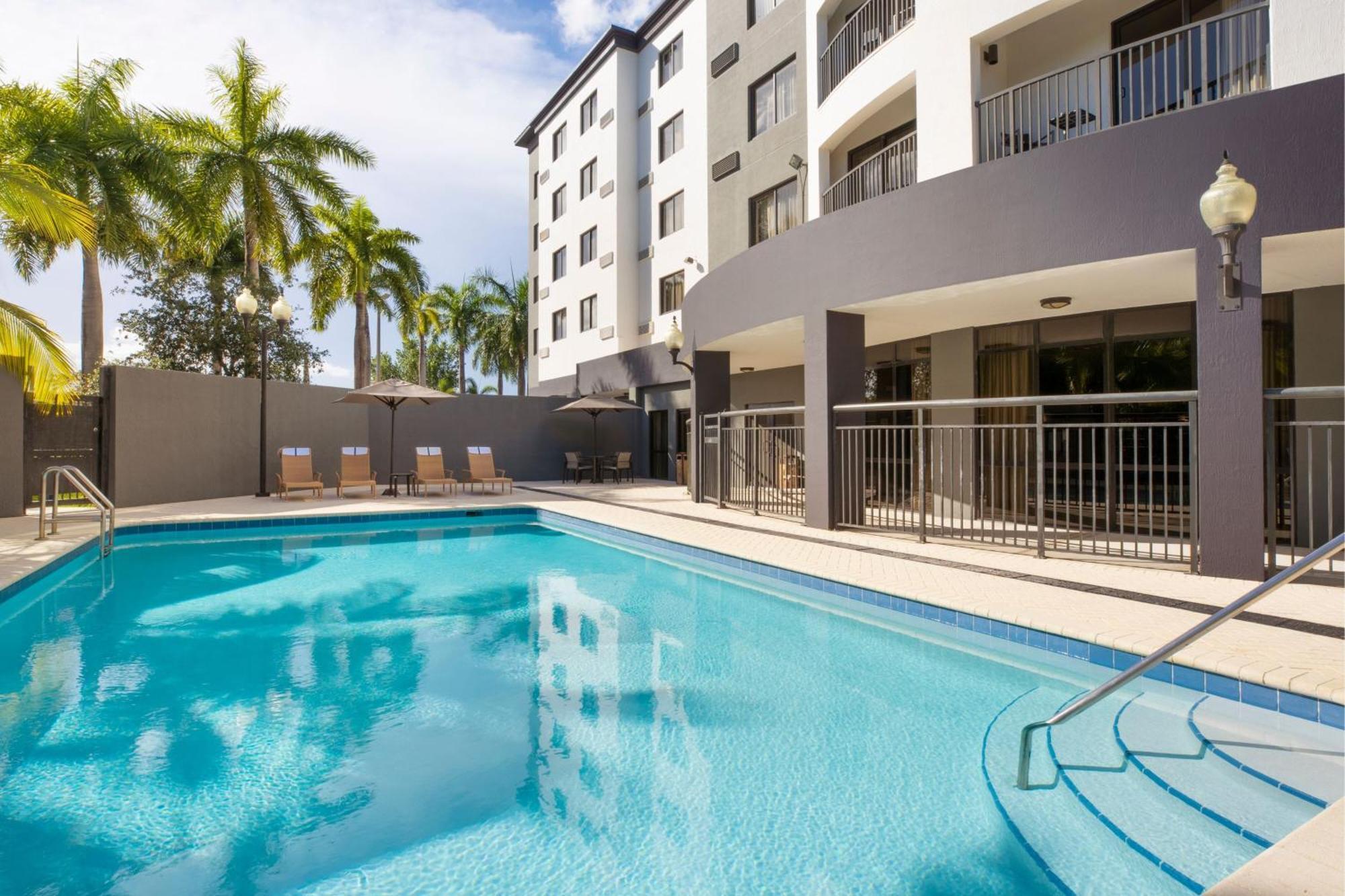 Courtyard By Marriott Miami At Dolphin Mall Sweetwater Exterior foto