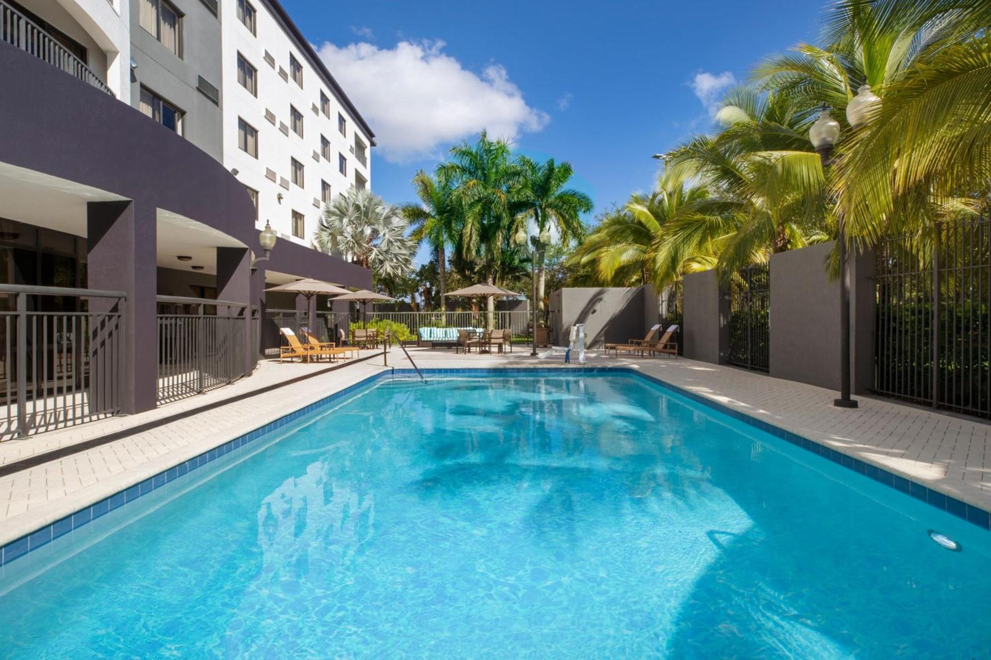 Courtyard By Marriott Miami At Dolphin Mall Sweetwater Exterior foto