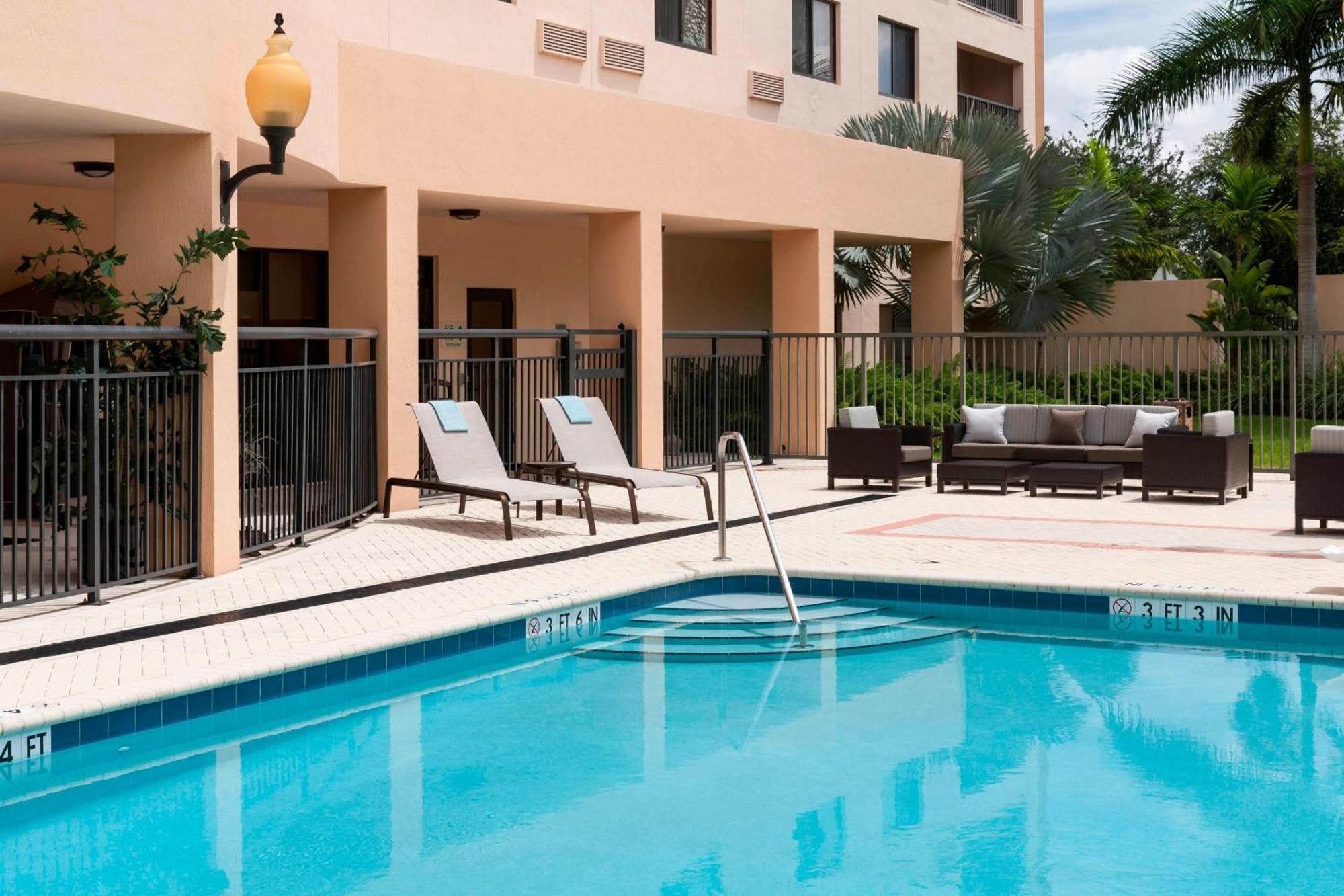 Courtyard By Marriott Miami At Dolphin Mall Sweetwater Exterior foto